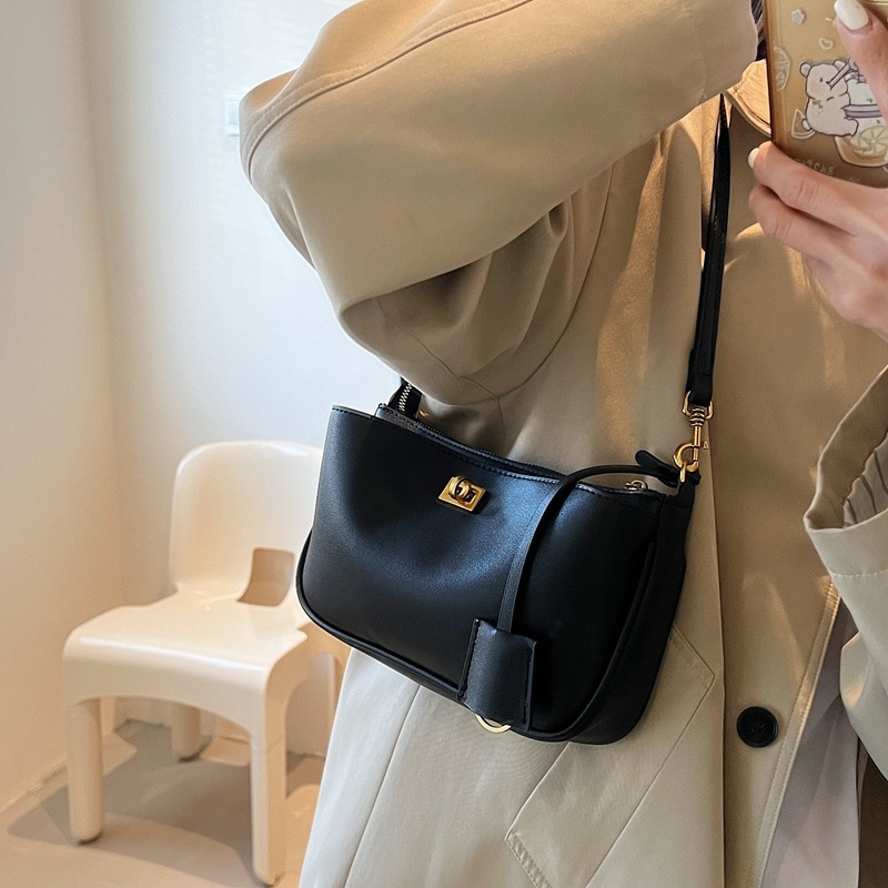 Fashionable and versatile underarm bag 2025 new style simple and casual small square bag with a high-end and niche design crossbody bag full figure