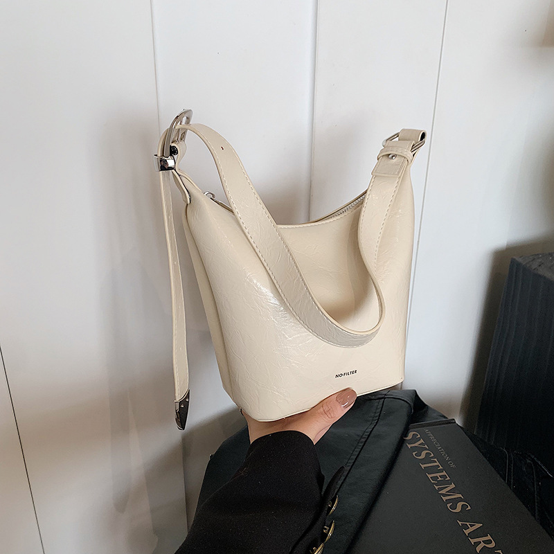 A high-end retro oil wax leather niche design bag for women, a new 2025 trendy and versatile crossbody bag, single-shoulder underarm bag Specification drawing