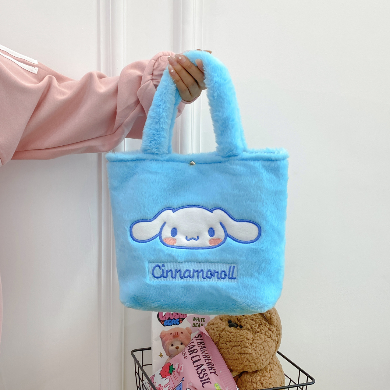 New cartoon plush handbag, a cute and fluffy hand-held bag for 2024 details Picture