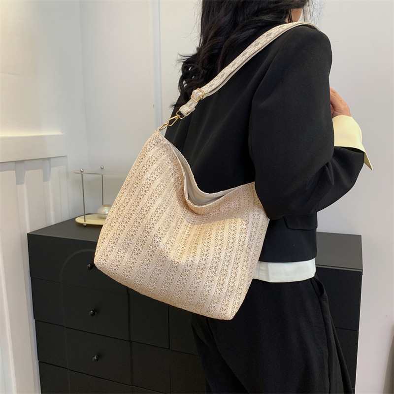 Korean-style artistic woven bag for women, summer 2024, casual, simple, large-capacity straw woven bag, fashionable single-shoulder bucket bag details Picture