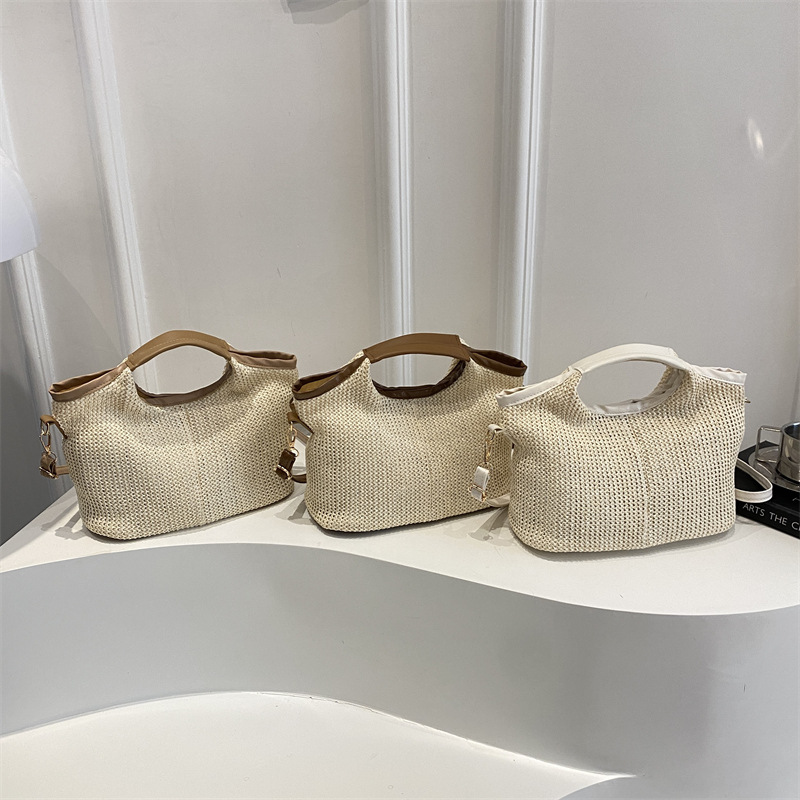 The 2025 new color-blocking hand-held bucket bag is fashionable and versatile for women, a single-shoulder crossbody bag for commuting, and a cross-border trend Application Scenario