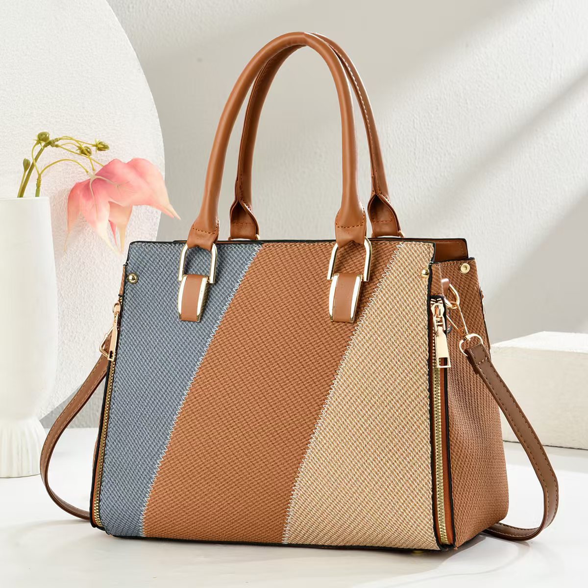 The new color-blocking and splicing hand-held women's bag, the trendy and high-quality crossbody bag for foreign trade, the large-capacity single-shoulder bag for mothers, and the stylish style full figure