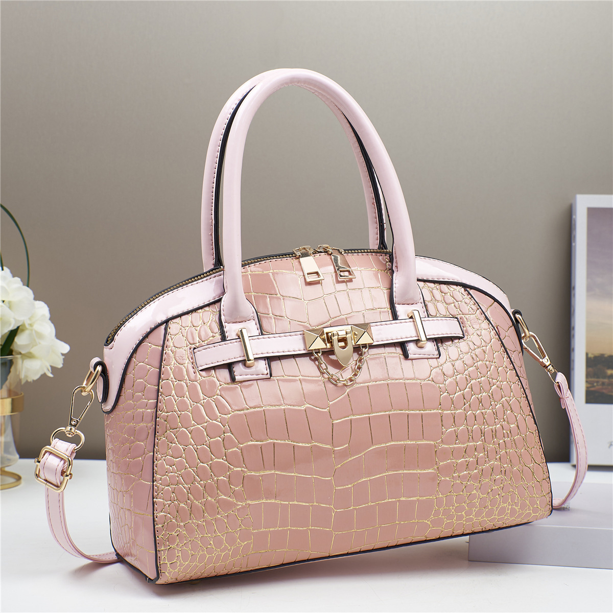 The 2024 new crocodile pattern embossed women's handbag for foreign trade is a fashionable and high-quality large-capacity single-shoulder crossbody bag details Picture