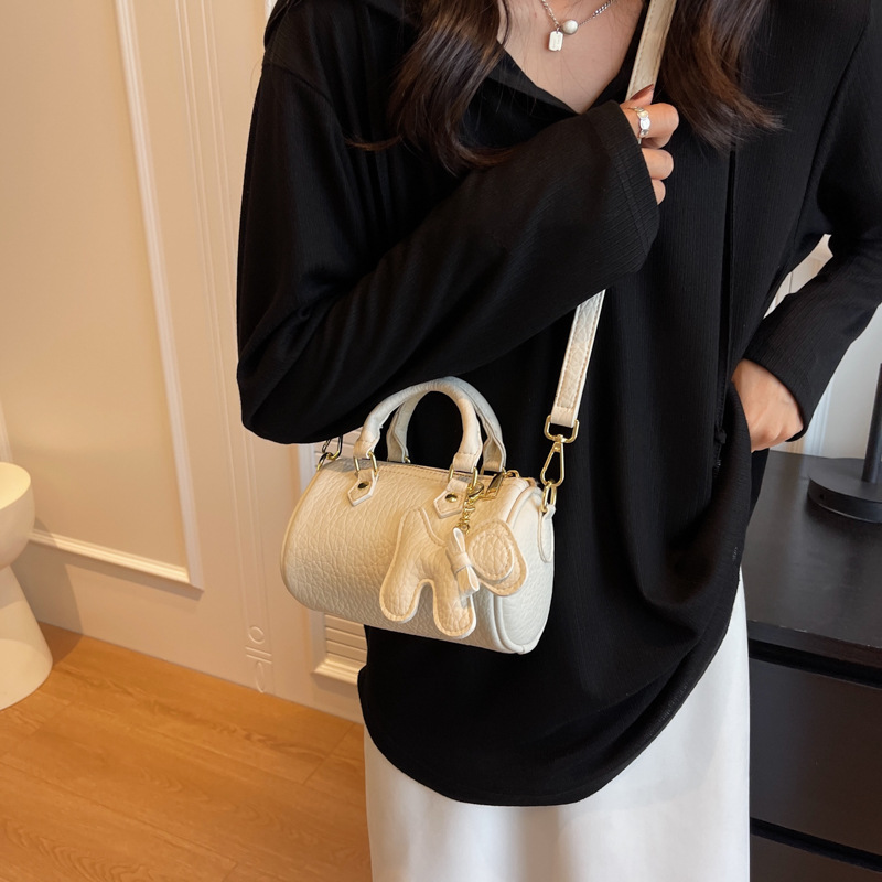 High-end Boston pillow handbag, casual and versatile crossbody bag, 2023 new soft leather women's bag, single-shoulder bag Application Scenario