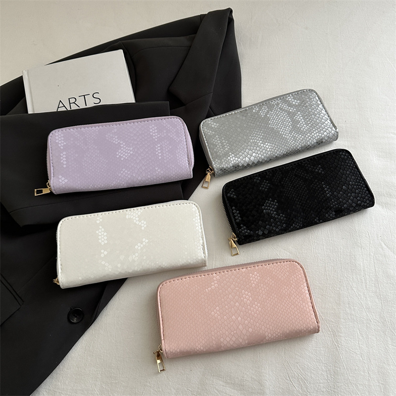 Solid color fashionable and trendy coin purse for women 2025 new simple diamond-shaped long clutch bag, stylish and multi-slot card bag Application Scenario