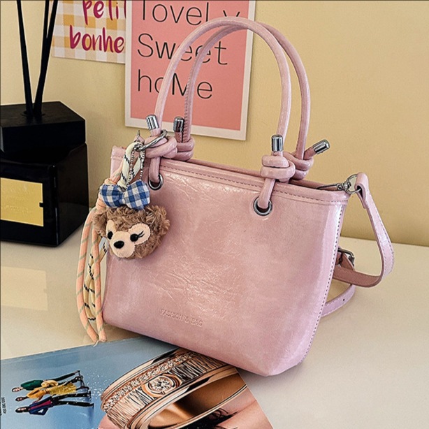 A trendy and versatile shiny soft leather hand-held bucket bag for women, a new style of fashionable and casual commuting single-shoulder crossbody bag for 2025 full figure