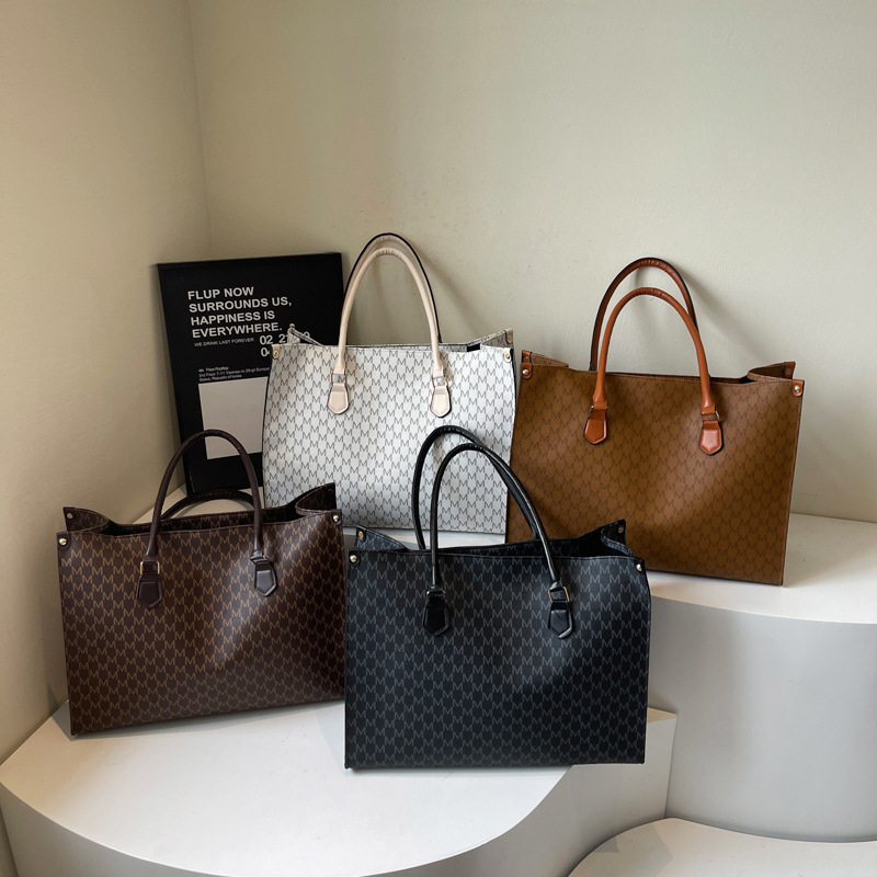 European and American retro 2025 new style fashionable and simple large-capacity tote bag, trendy hand-carried commuter lady tote bag Application Scenario