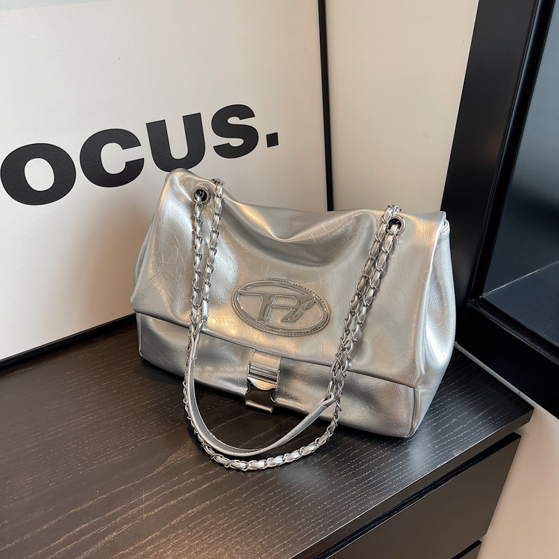 Large-capacity single-shoulder crossbody bag 2025 new style Chanel-style tote large bag, elegant Dingle bag, chain wandering bag Application Scenario