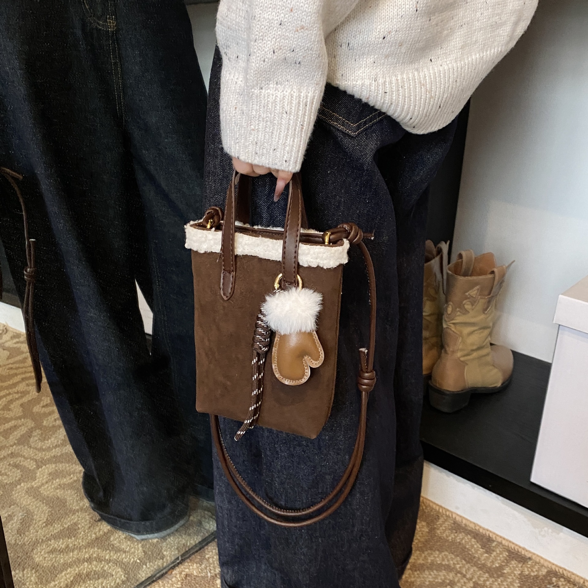 A retro and niche leopard print bag for women in 2024, a fashionable, simple and versatile crossbody bag, and a super popular mobile phone case details Picture