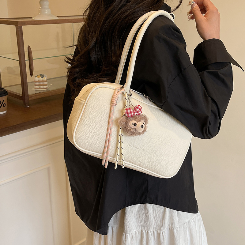 A new, high-end, retro and versatile single-shoulder underarm bag for women in 2025, a niche Korean hand-held bowling bag details Picture