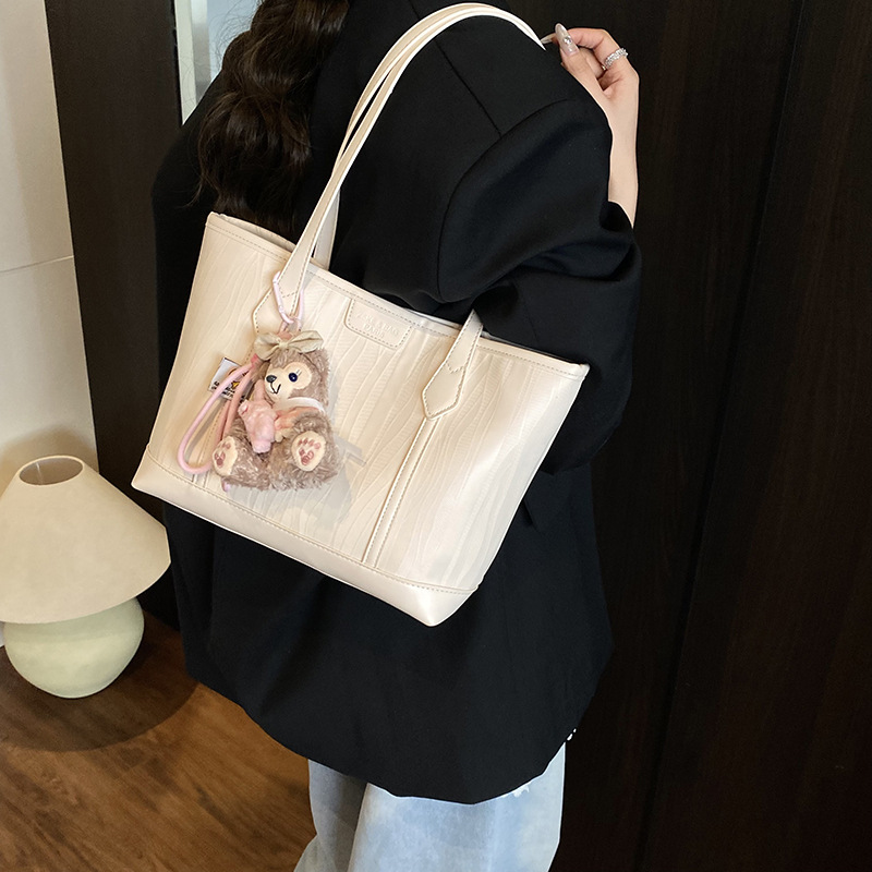 Fashionable color-blocking large-capacity tote bag for women 2025 new style, versatile and high-end solid color soft leather commuting single-shoulder bag Application Scenario