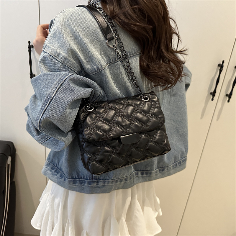 In 2025, the Chanel-style crossbody bag is a versatile summer bag for women, exuding a sense of sophistication, simplicity and elegance. It is a single-shoulder handbag Specification drawing