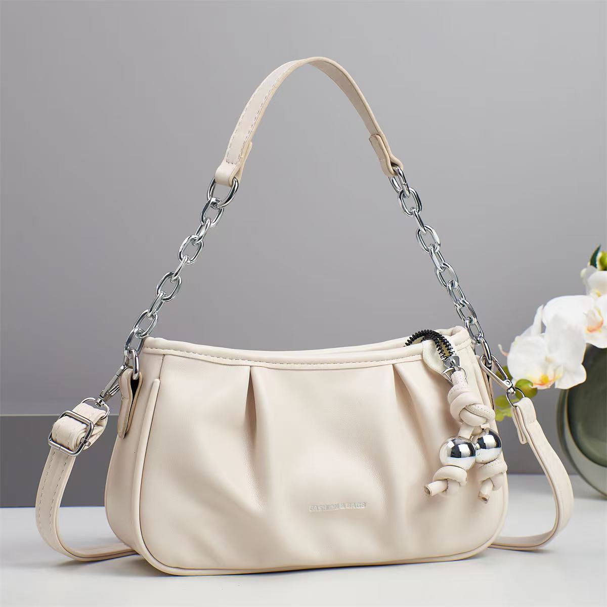 The new pleated and fashionable cloud bag is simple and of high appearance level. It is a small chanel-style handbag and a cross-border single-shoulder crossbody bag of high appearance level details Picture