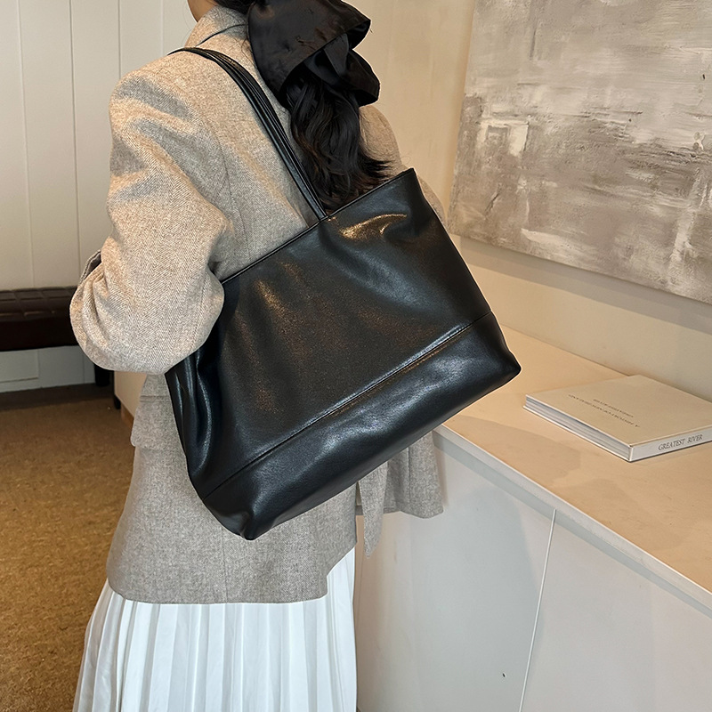 This year's popular tote bag for commuting is a retro large-capacity women's 2024 new casual, versatile and simple single-shoulder bag Application Scenario
