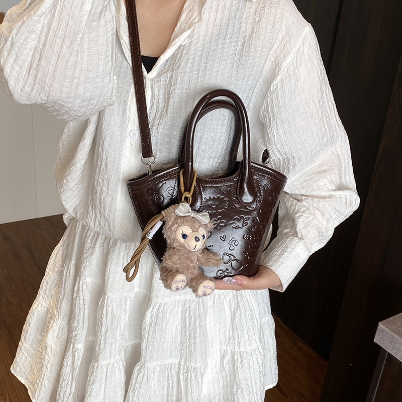 A new 2025 trendy Korean version women's hand-held vegetable basket bag with a niche design for commuting and casual single-shoulder tote Application Scenario