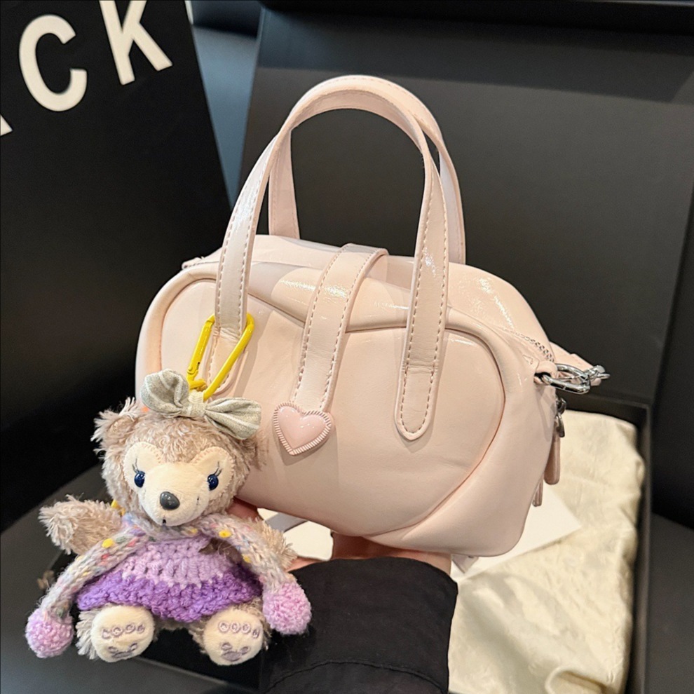The 2025 new high-end quality trendy hand-held small square bag for women is fashionable, stylish, light luxury and versatile. It is a single-shoulder crossbody bag for women full figure
