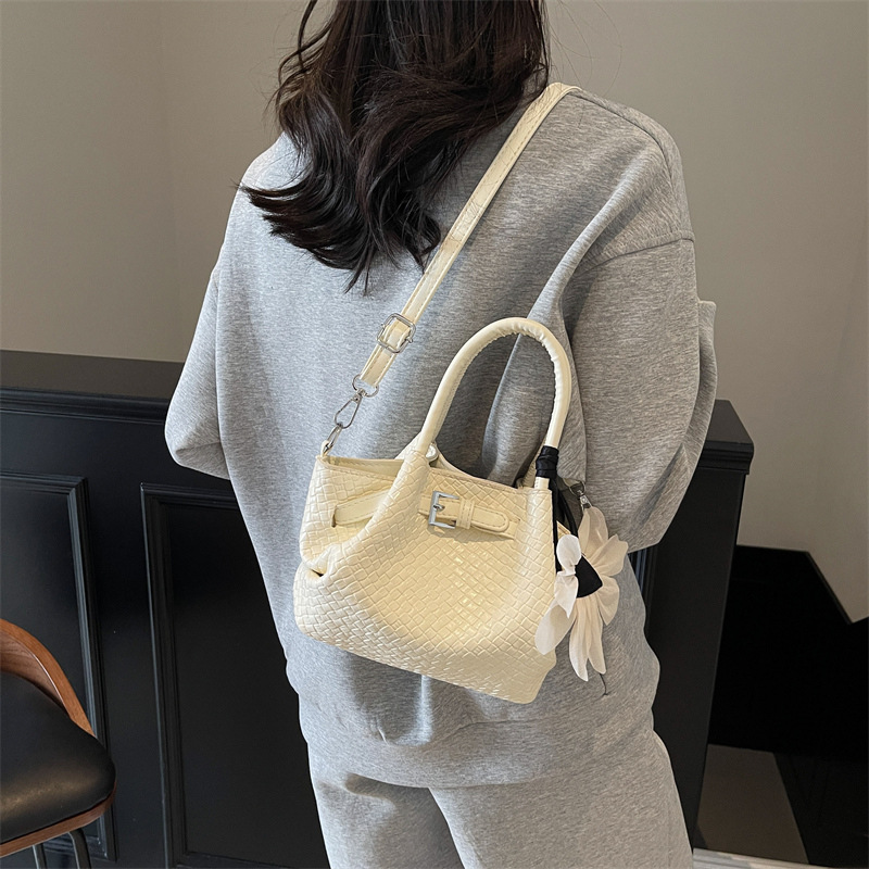 This is a new, stylish and versatile single-shoulder crossbody bag for women in 2025, exuding a sense of elegance and sophistication details Picture
