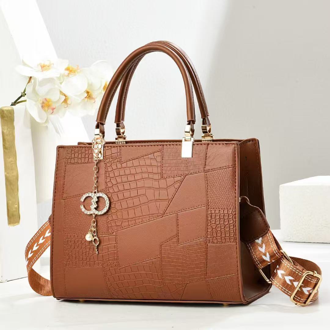 bags, a trendy wide-shoulder strap single-shoulder bag for Spring/Summer 2025, is a retro and versatile crossbody handbag Application Scenario
