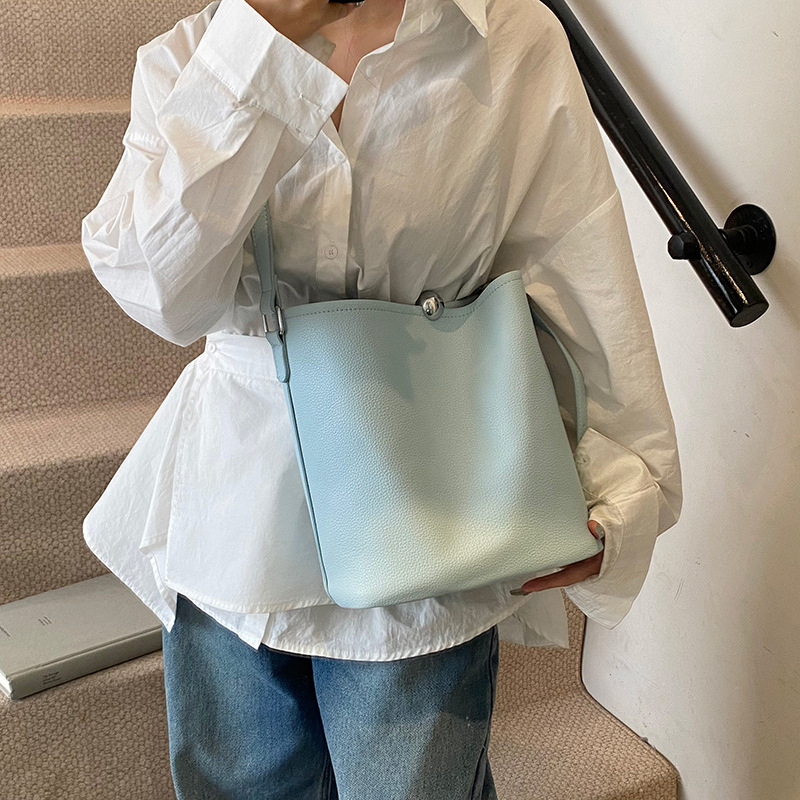 Cross-border retro and simple bucket bag for women, 2025 new style, high-end feel, large capacity, commuting fashion, lychee pattern single-shoulder bag Application Scenario