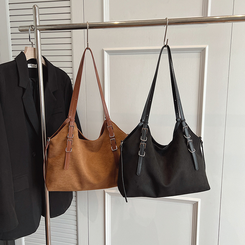 Autumn and winter retro matte large-capacity bag for women, 2024 new commuter single-shoulder bag, high-end hand-held tote bag Application Scenario