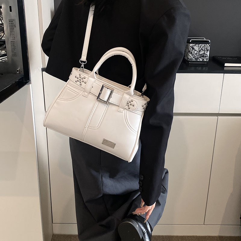A retro and high-end handbag, a new fashion single-shoulder crossbody bag for women in 2025, and a tote bag for students' commuting to school full figure