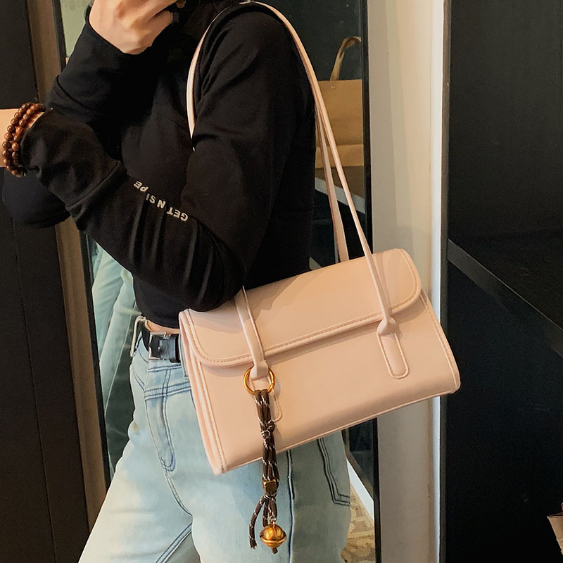 A high-end, niche design bag for women 2025, a trendy and fashionable single-shoulder underarm bag with a large capacity for carrying and commuting full figure