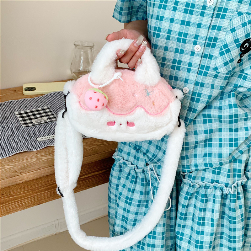 2025 New plush crossbody bag, sweetheart baking handbag, women's bag, cute Korean-style large-capacity casual single-shoulder bag Application Scenario