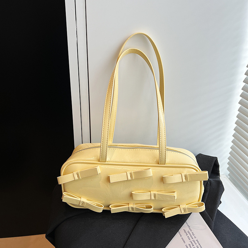 A high-end and fashionable bow handbag for women, a new Korean style, versatile and simple single-shoulder underarm bag for summer 2025 Application Scenario