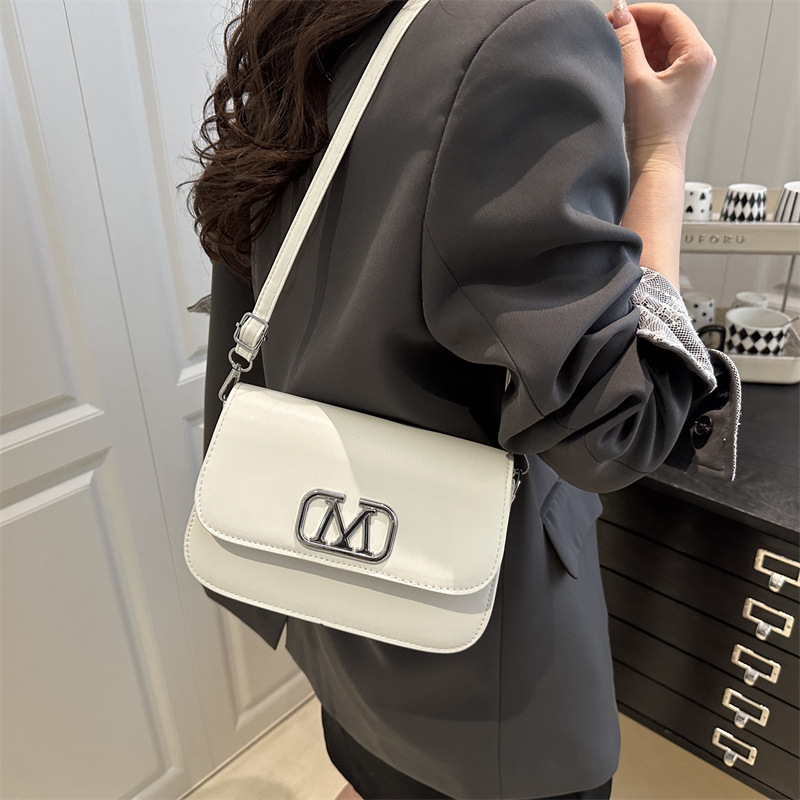 This stylish and high-quality hand-held small square bag is a new spring model for women in 2025. It is a versatile single-shoulder bag and a trendy crossbody bag for women details Picture