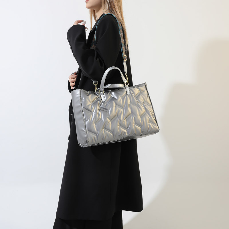 The 2023 new women's fashion large-capacity bag is a trendy and versatile hand-carry commuter single-shoulder tote bag Application Scenario
