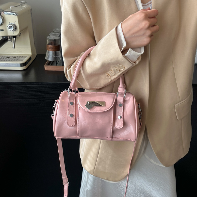 The new retro and fashionable single-shoulder underarm bag and casual crossbody bag from the niche soft leather hand-held Boston bag for women in 2025 Application Scenario