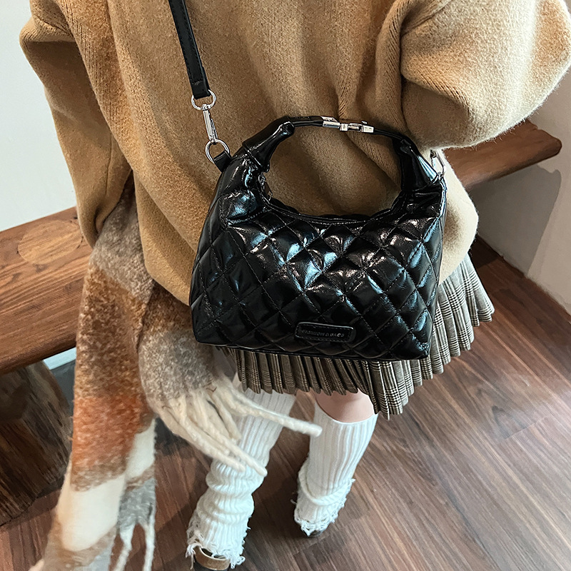 The 2024 new women's bag with embroidered thread and diamond-shaped underarm bag features a high-end and niche design. It is a single-shoulder crossbody handbag and wrist bag Specification drawing