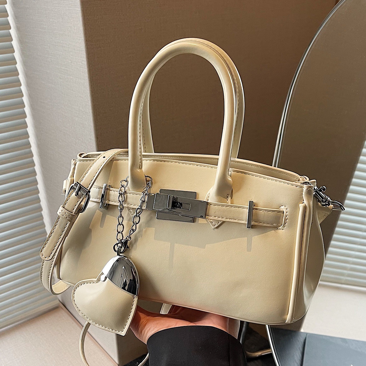 Fashionable and niche design handbag for women, 2025 new style fashionable platinum bag, versatile and simple single-shoulder crossbody bag full figure