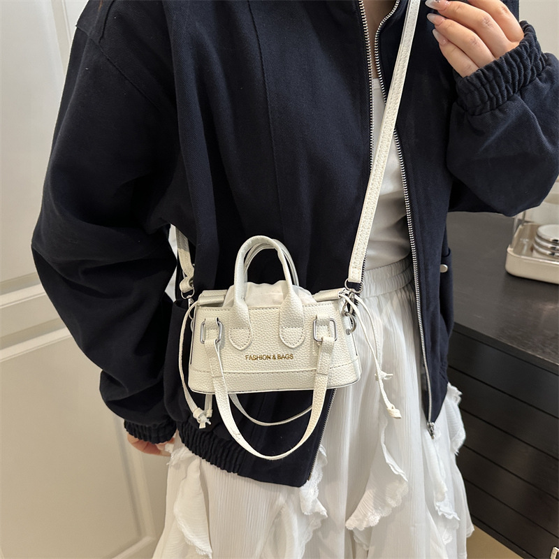 This year's new trendy handbags, a versatile and fashionable pillow bag for women in Spring/Summer 2025, and a mini drawstring single-shoulder crossbody bag Specification drawing