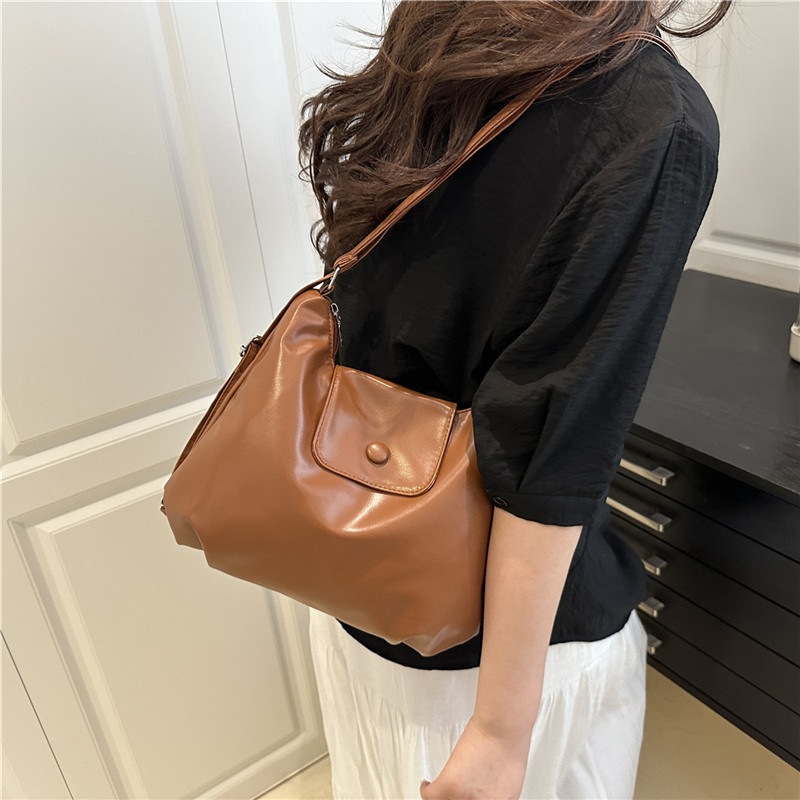 A trendy, retro, large-capacity bag for women's 2025 summer commuting backpack, single-shoulder tote bag details Picture