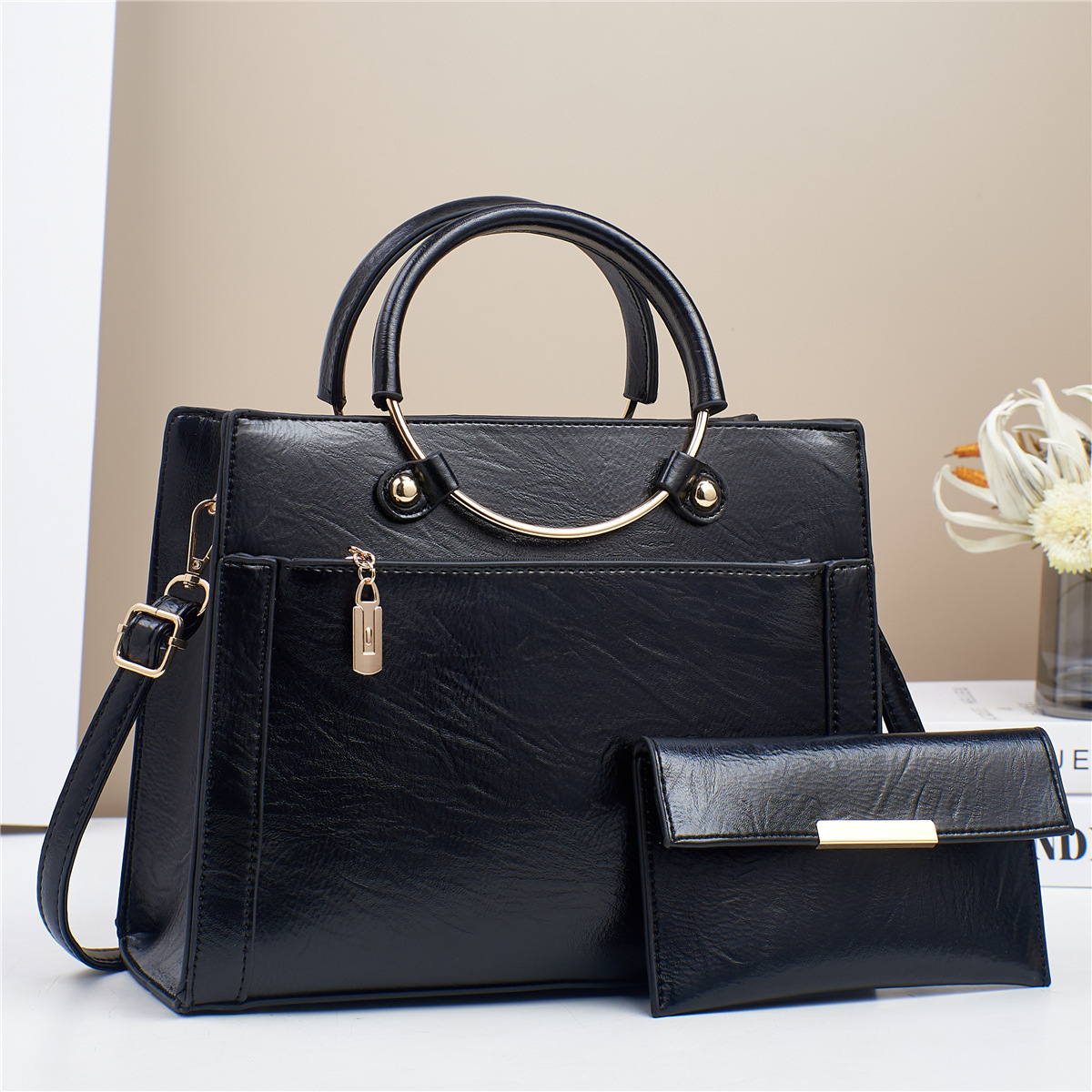 In 2024, there will be a best-selling winter large bag for foreign trade. It will be a new fashion item for women. The single-shoulder crossbody bag from the manufacturer is versatile and can be carried by hand Specification drawing