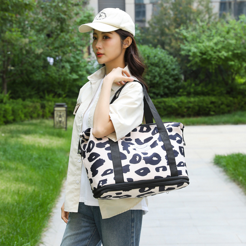 The 2025 summer new large-capacity student shopping bucket bag with a leopard print and fashionable single-shoulder crossbody style details Picture