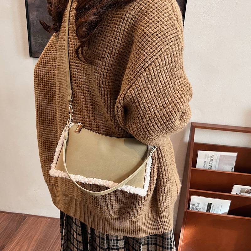 The 2024 new underarm bag, featuring a fluffy patchwork style, is a casual, high-end, and stylish single-shoulder bag with a trendy and fashionable crossbody style Application Scenario