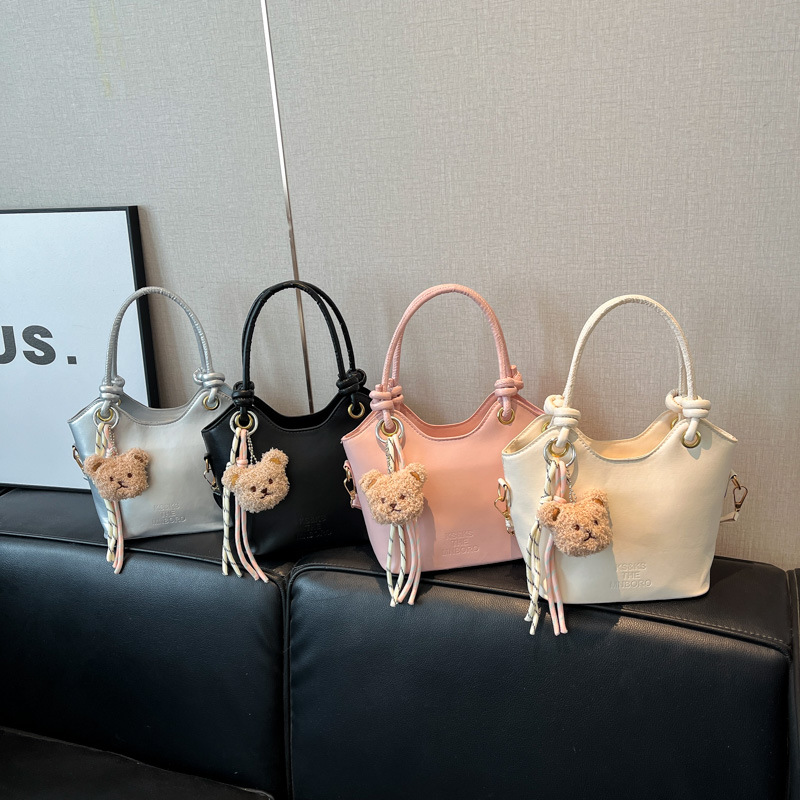 This year, small bags are in vogue. They are versatile for women's spring and summer. In 2025, there are new fashionable crossbody bags and casual hand-held bucket bags Application Scenario
