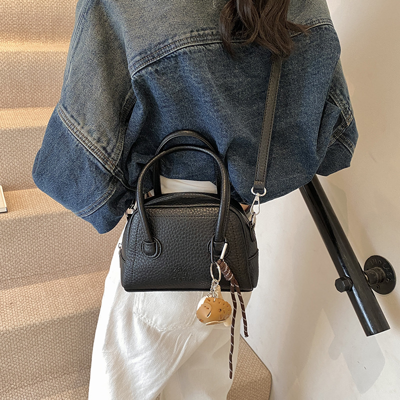 High-end niche bag, retro and versatile small square bag, 2024 new Korean version crossbody bag, hand-held work small handbag Application Scenario
