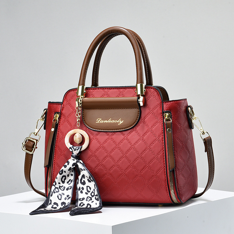 Embossed women's bag, simple and versatile crossbody handbag, large bag for women, 2023 new fashionable and trendy single-shoulder bag, Korean version Application Scenario