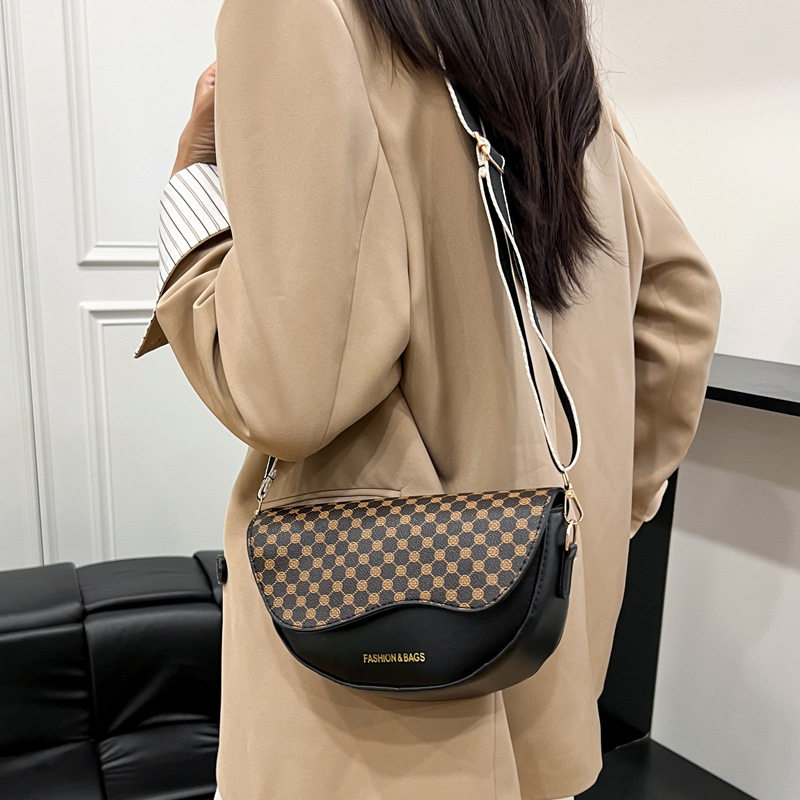 This is a new 2025 stylish and elegant single-shoulder crossbody bag with a stylish and retro lid and a leopard print texture details Picture