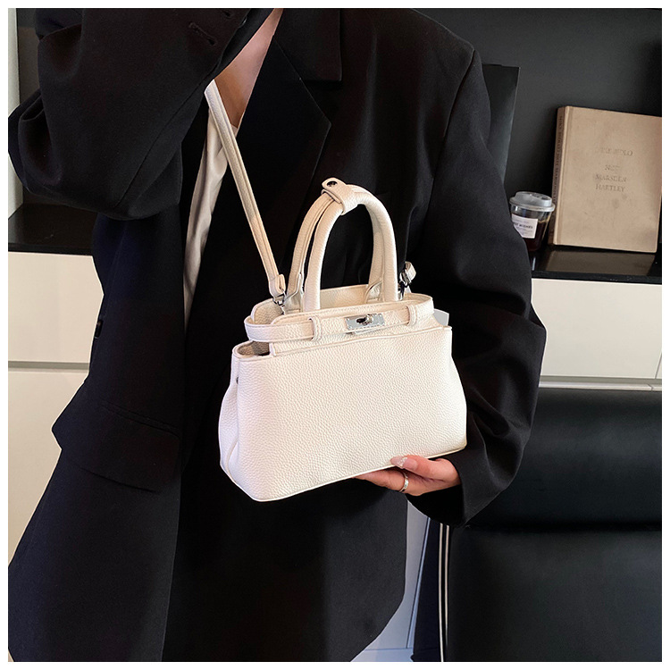 A simple, high-end, trendy crossbody bag for women 2025, a new casual and stylish small square bag, a fashionable and versatile single-shoulder bag Application Scenario