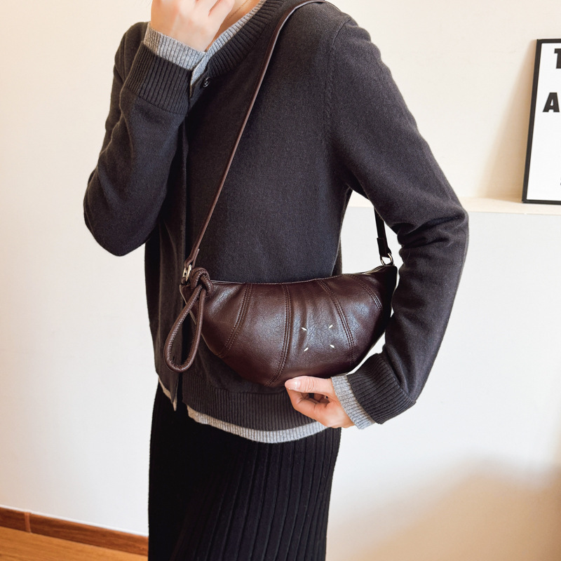 The laid-back horned women's 2025 new style is fashionable, high-end, and features a niche design. It's a single-shoulder crossbody dumpling bag Application Scenario