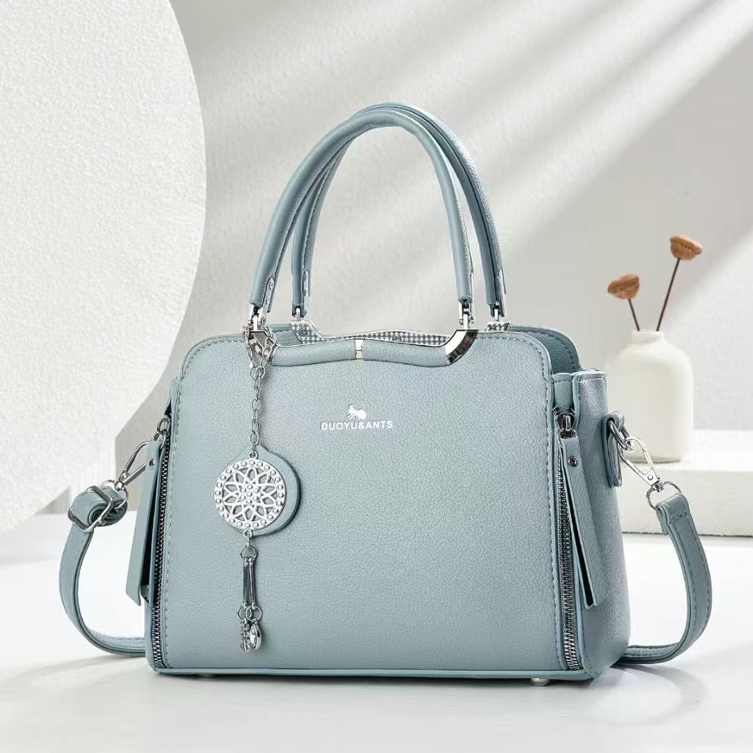 The new women's handbag is fashionable, versatile, casual, cross-border, trendy, single-shoulder bag with a high-end feel, simple and large capacity crossbody bag Application Scenario