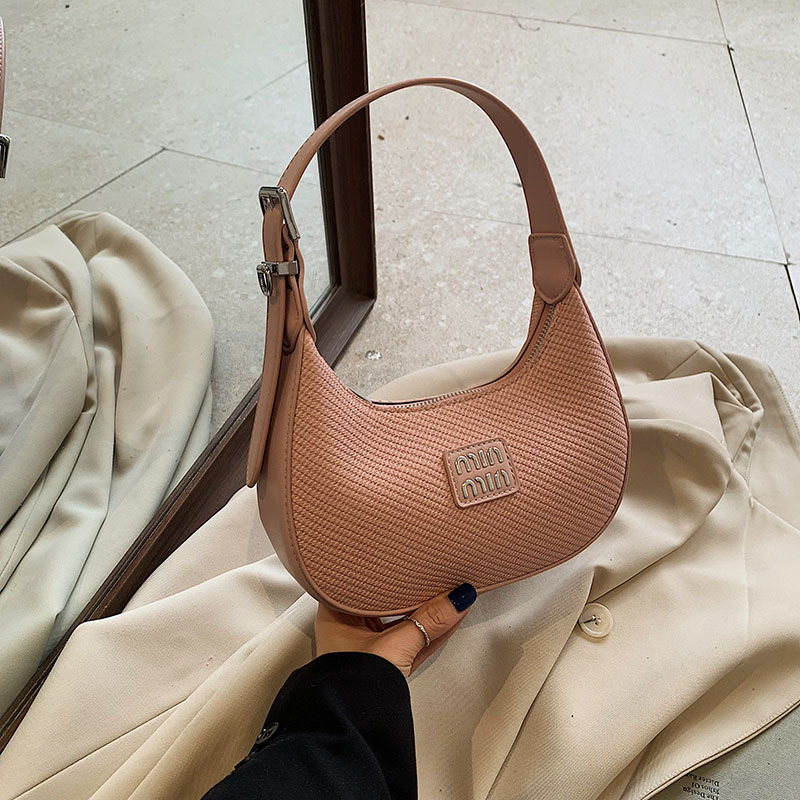Retro small bag for women, 2025 new crescent-shaped dumpling bag, commuting crossbody bag, casual and versatile, hand-held armpit bag Application Scenario