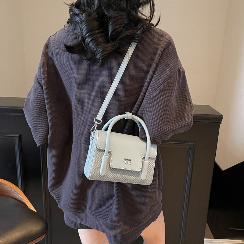 Cross-border fashion versatile small square handbag for women 2025 new retro patchwork niche design single-shoulder crossbody bag details Picture