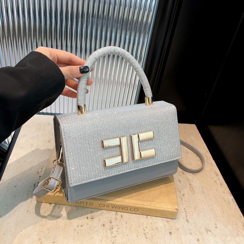 The new winter 2024 small square bag is a trendy, stylish, simple and versatile hand-held crossbody bag for commuting full figure