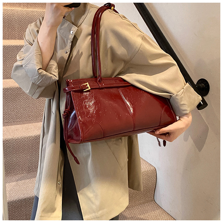 A new 2024 women's handbag, a high-end commuting and casual tote bag, and a retro oil-wax leather hand-held underarm bag Application Scenario