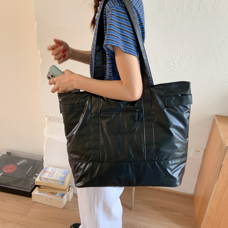 2025 New style simple outdoor travel tote bag, casual handbag, portable shoulder bag, large-capacity underarm bag for women full figure